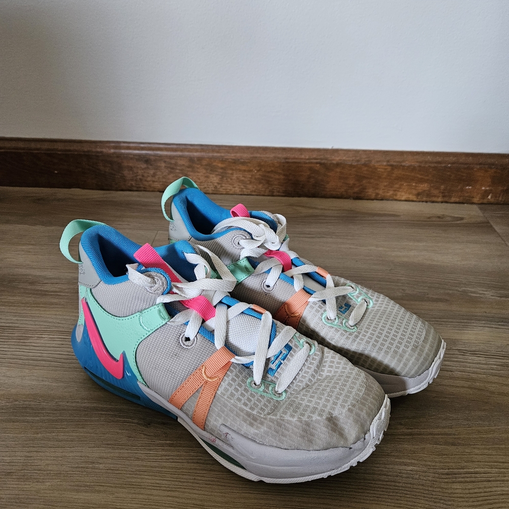 LeBron Witness 7 basketball shoes Size 5